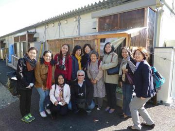 9.被災女性と仮設住宅前で